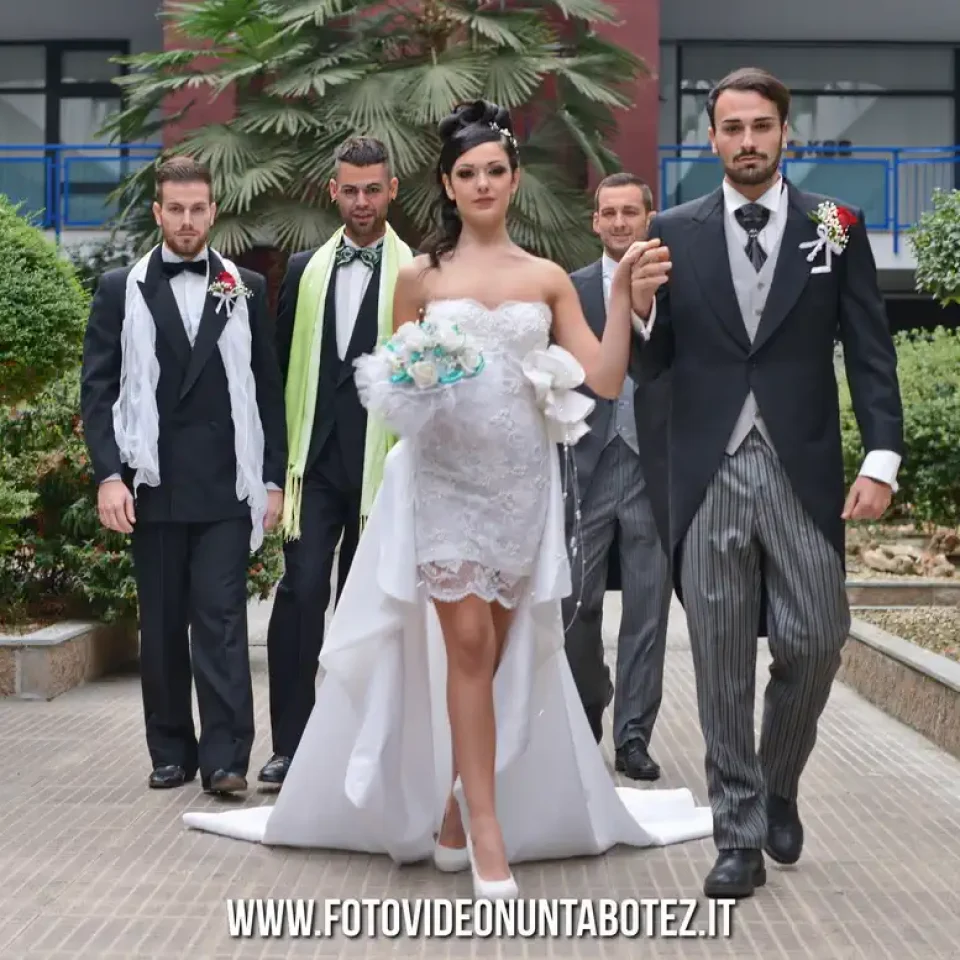 Cuplu îndrăgostit pe malul mării în Italia, ședință foto pre-nunță