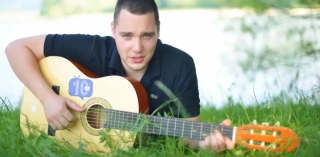 Prietenii savurează desertul în timpul unui picnic în natură - fotograf Torino