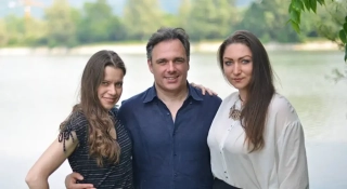 Familie făcând un grătar într-un parc frumos - fotograf Torino