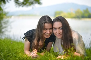 Grup de prieteni toastând cu pahare în aer liber - fotograf Torino