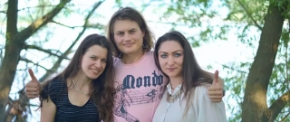 Familie veselă jucând frisbee în parc - fotograf Torino