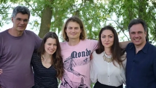 Grup de prieteni râzând și mâncând șașlâc la picnic - fotograf Torino