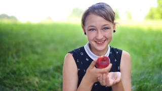 Adolescenți râzând și savurând mâncarea la un picnic - fotograf Torino