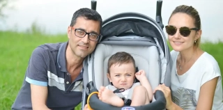 Copii jucându-se în iarba verde în parc - sesiune foto de familie Torino