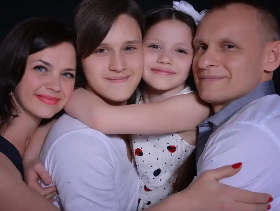 Adolescentul în prim-plan: sesiune foto individuală a fiului într-un studio profesionist din Torino.