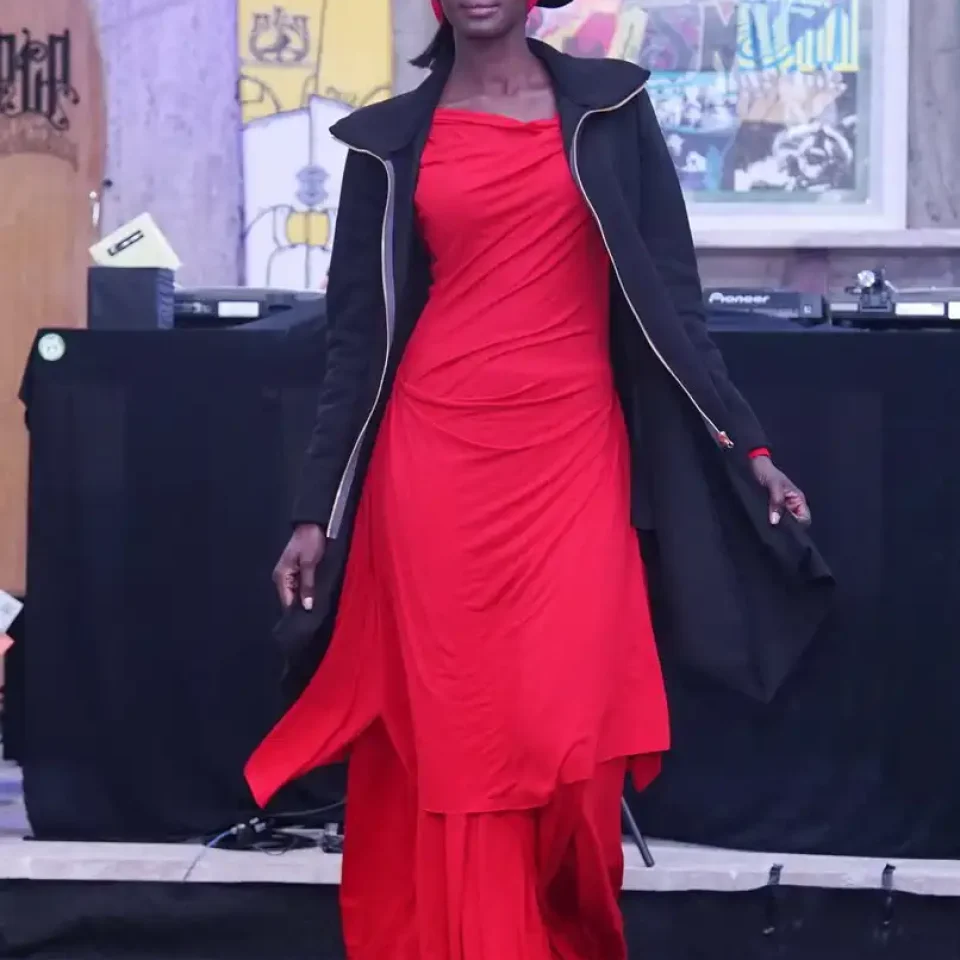 Moda Torino Italia fotografo Model în rochie de designer pe fundal natural, sesiune foto - frumusețe naturală