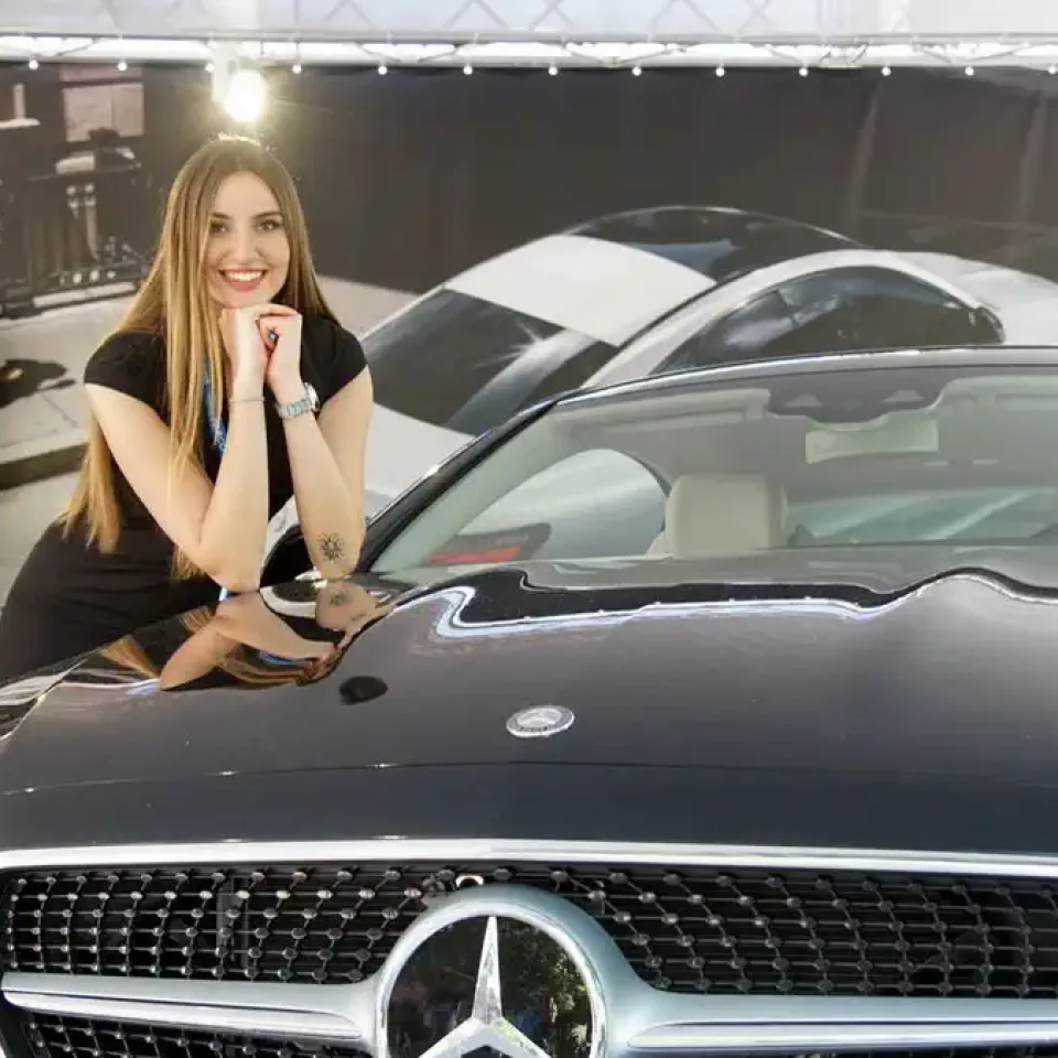Sesiune foto glamour în salone auto, Torino - detaliu artistic, model profesionist